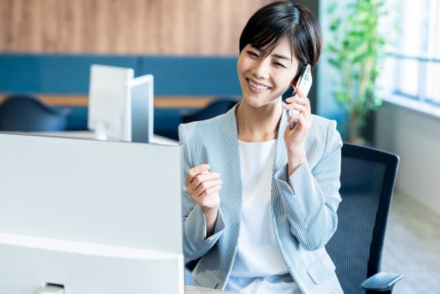 オフィスで電話をする女性