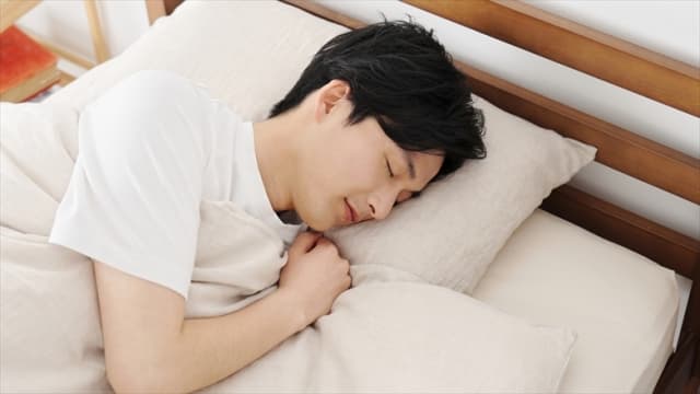 眠る男性