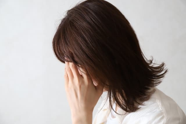 悩む女性