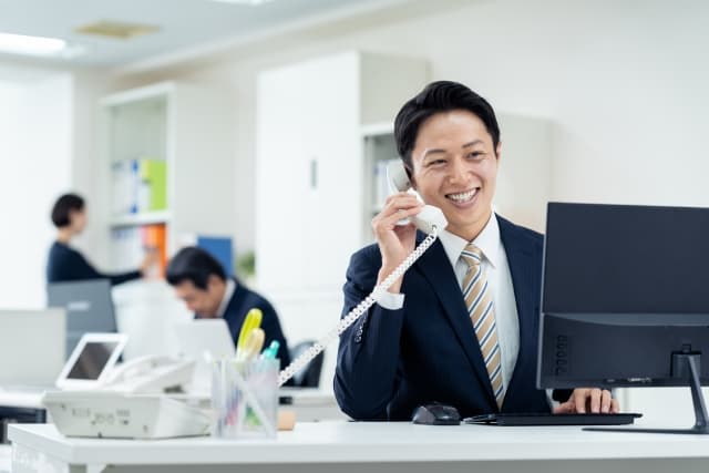 電話対応する会社員