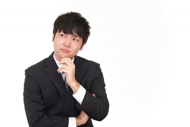疑問に思う男性