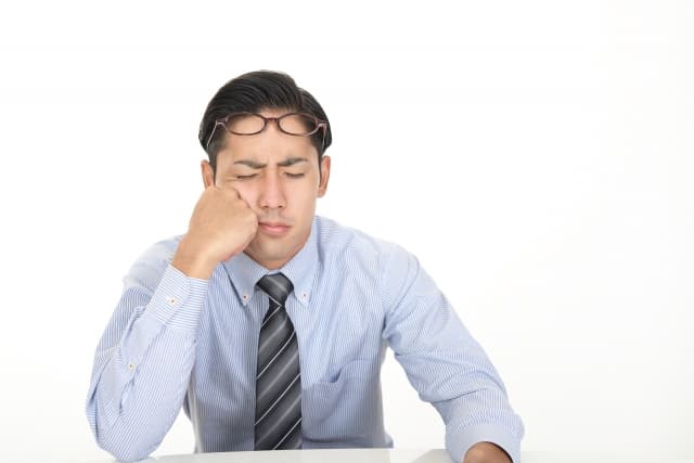 不機嫌な男性