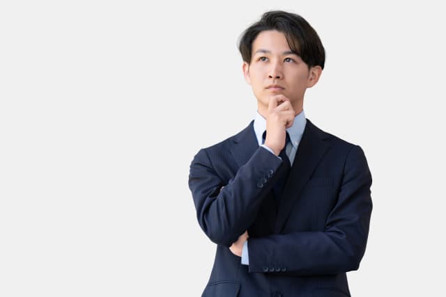 考えるビジネスマン